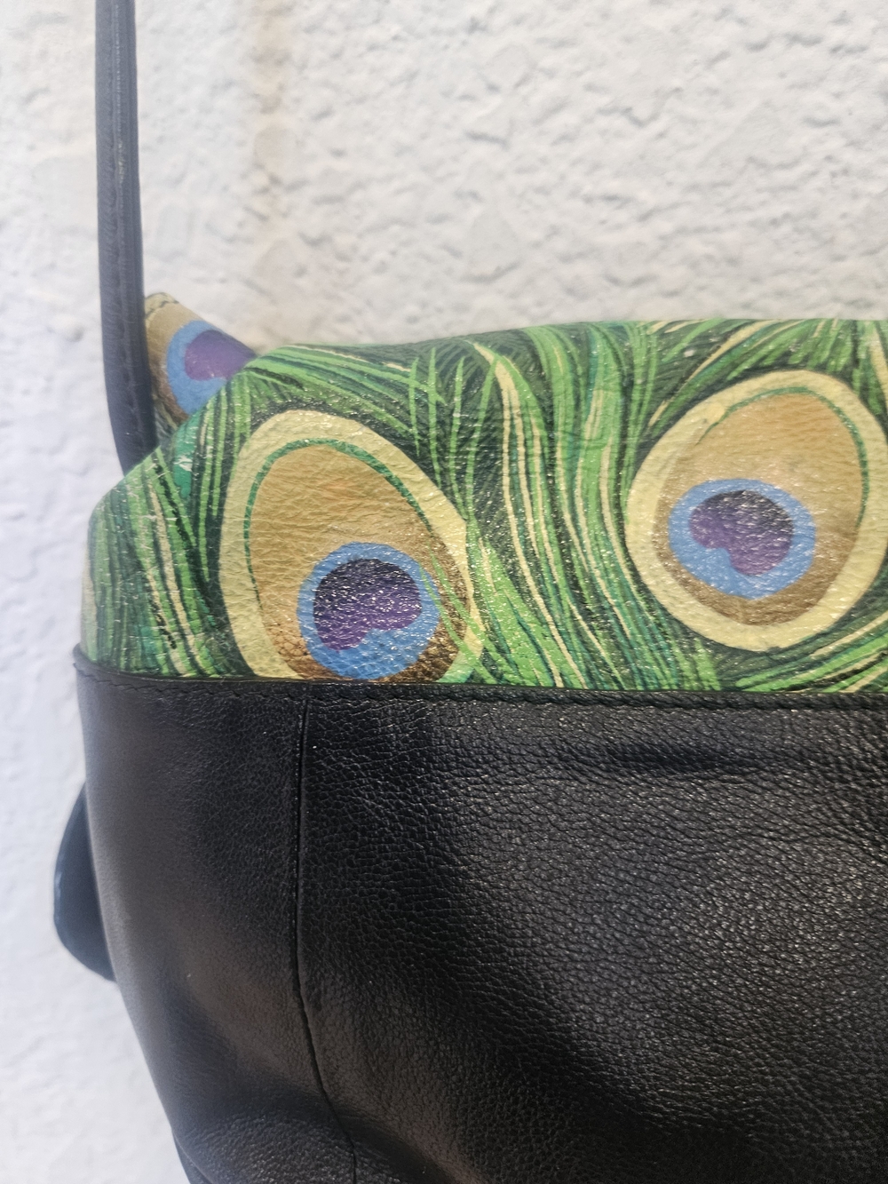 Sharif 1827 Hand-painted Peacock Feather Crossbody - Picture 8 of 13